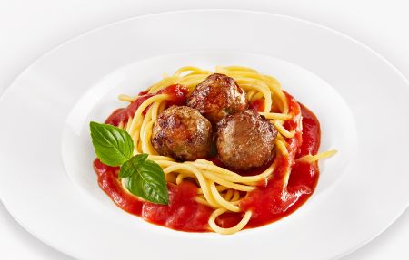 Der Zwischengang des Kindermenüs im PALAZZO: Kalbsklößchen mit fruchtiger Tomatensoße und Spaghetti