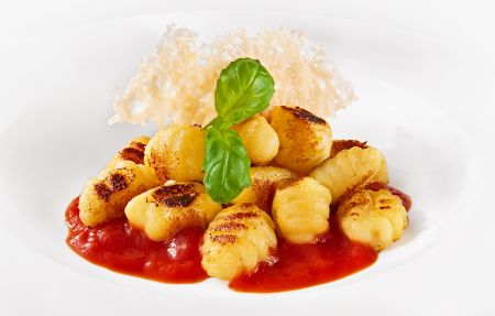 Die Vorspeise des Kindermenüs im Cornelia Poletto PALAZZO: Gnocchi mit fruchtiger Tomatensoße und Parmesankeks