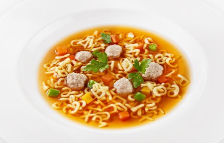 Der Zwischengang des Kindermenüs im Cornelia Poletto PALAZZO: Feine Consommé mit Kalbfleischklößchen und Buchstabennudeln