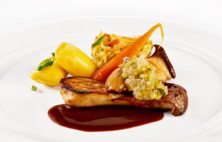 Der vegetarische Hauptgang im PALAZZO Nürnberg: Gerösteter Kräuterseitling mit geschmorter Ingwer-Karotte, Pilz-Jus, Zwiebel-Gurken-Chutney, Senfkraut und Kartoffel-Kräuterkissen