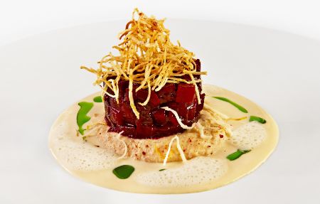 Der vegetarische Zwischengang im PALAZZO Nürnberg: Rote Bete-Meerrettichtörtchen mit Selleriestroh, Zitronen-Silvanersud, Lauch-Öl und würzigem Mandel-Selleriepüree