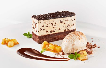 Das Dessert im PALAZZO Stuttgart: Schokoladen-Stracciatella-Schnitte mit Birnenragout, Schokoladen-Karamellsauce und Williams-Schaum