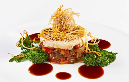 Der vegetarische Hauptgang im PALAZZO Stuttgart: Ratatouille-Törtchen und Gemüse-Croustillant mit Kartoffel-Trüffel-Stampf an Barbecue-Schmorjus, dazu gebackene Schwarzwurzeln