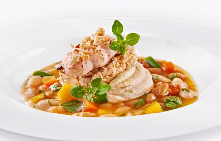 Der vegetarische Zwischengang im PALAZZO Stuttgart: Gebratener Räuchertofu auf Humus und Kichererbsen an provenzalischem Tomaten-Escabèche-Sud