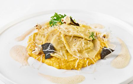 Der vegetarische Hauptgang im PALAZZO Wien: Trüffelravioli mit Maiscreme und Mais