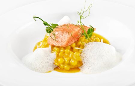 Der Zwischengang im PALAZZO Wien: Confiertes Filet vom Seesaibling mit Fregola Sarda, gelber Paprika, Kapern und Anchovis