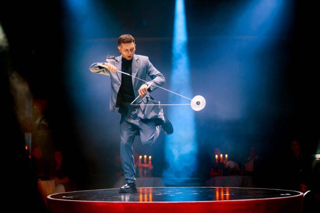 Aleksey Teslin bei seinem dynamischen Diabolo-Act im PALAZZO Spiegelpalast.