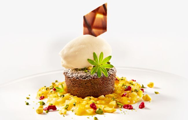 Das Dessert im Harald Wohlfahrt PALAZZO Stuttgart: Schokoladensoufflé mit flüssigem Kern an Vanille-Ananas-Tatar und Buttermilcheis.