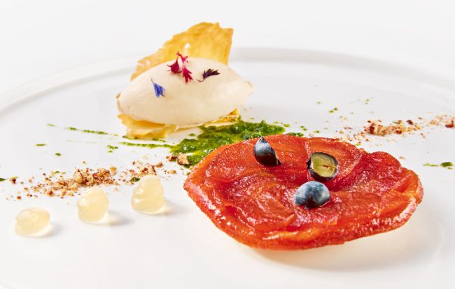Das Dessert im Toni Mörwald PALAZZO Wien: Tarte Tartin: Verjus-Eis – Rahmschaum – Estragon-Karamellsauce – Pekannusskrokant 