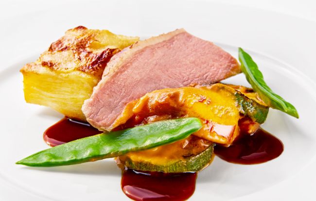 Der Hauptgang im Toni Mörwald PALAZZO Wien: Geschmorter Kalbstafelspitz – Ratatouille – Erdäpfel-Trüffel-Gratin – Zuckerschoten 
