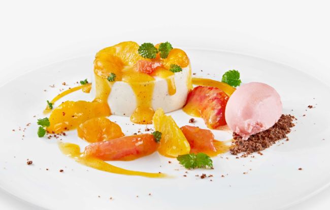 Das Dessert im PALAZZO Hamburg: Panna cotta mit Mandelerde, Zitrusfrucht-Grütze und Sorbet von der Blutorange
