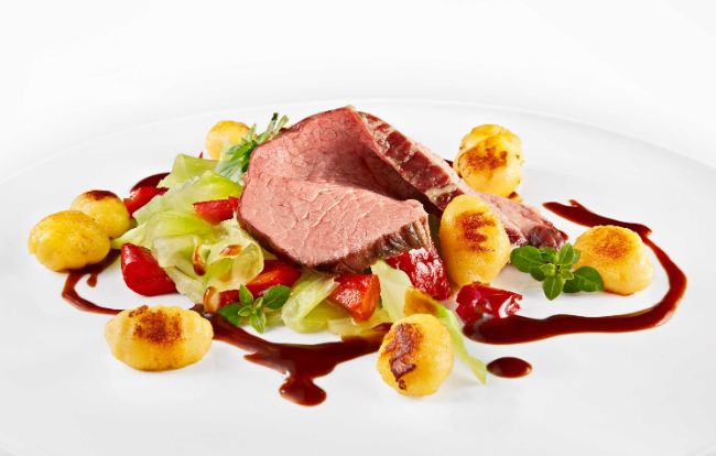 Der Hauptgang im PALAZZO Hamburg: Rosa gebratener Kalbstafelspitz mit Gnocchi und Spitzkohl-Paprikagemüse „Szegediner Art“