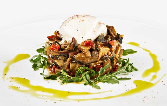 Die Vorspeise im PALAZZO Hamburg: Sizilianische Auberginen-Caponata mit Burrata, Pinienkernen und Basilikumöl