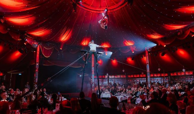 Das Duo "The Novas" performen ihren Luft-Akt am Fangstuhl im PALAZZO Spiegelpalast.