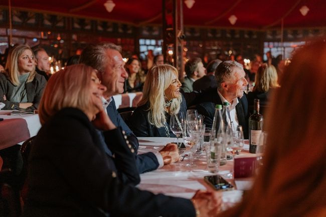 Das Publikum lacht und applaudiert an den Tischen des PALAZZO Spiegelpalastes.
