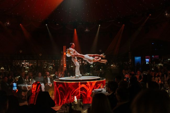 Das Rollschuh-Duo Mat und Mym performt auf der Mittelbühne des PALAZZO Spiegelpalastes.