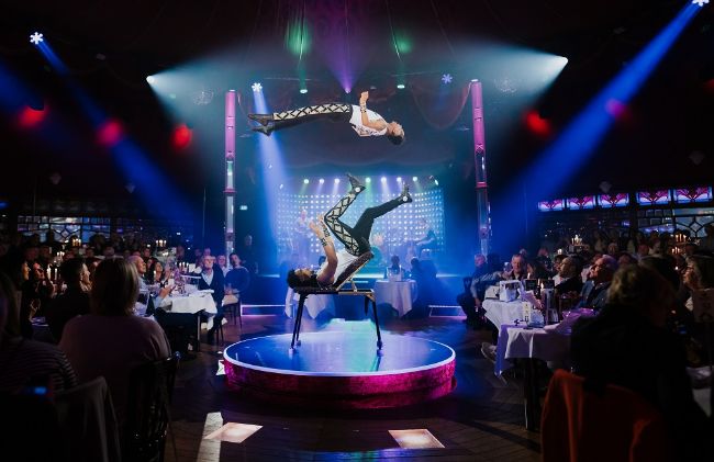 Ein Duo performt die ikarischen Spiele auf der Bühne des PALAZZO Spiegelpalastes.