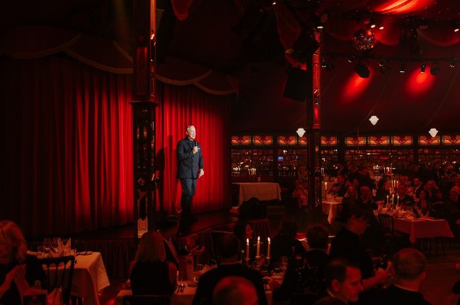 Starkoch Alexander Herrmann begrüßt die Gäste zur Premiere im PALAZZO Spiegelpalast.