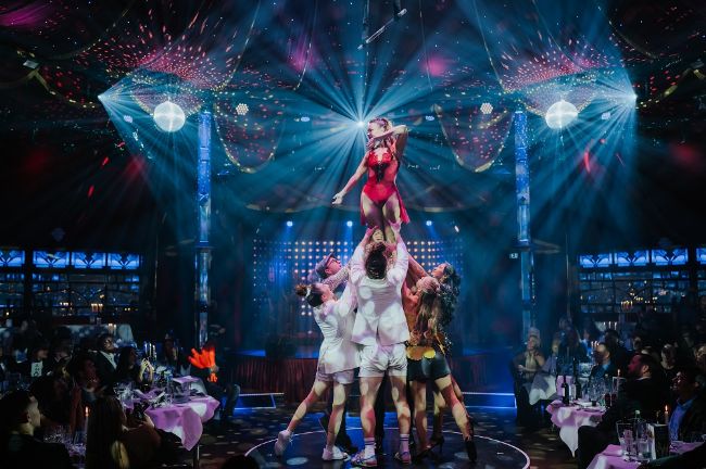 Die Cast der PALAZZO-Show stehen auf der Mittelbühne des Spiegelpalastes.