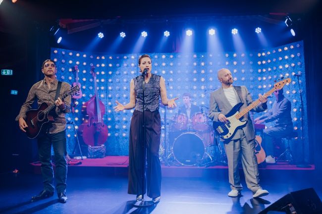 Die Sängerin Sophie Beaudet singt mit der Band Lucky Charms auf der Bühne des PALAZZO Spiegelpalastes.