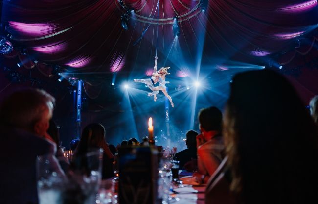 Das Duo Mat und Mym hängt drehend an den Strapaten unter dem Zelthimmel des PALAZZO Spiegelpalastes. 