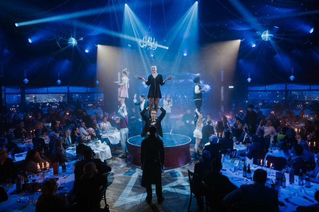 Die Künstler stehen auf den Schultern anderer Künstler und präsentieren den Hauptgang in der Mitte des PALAZZO Spiegelpalastes. 