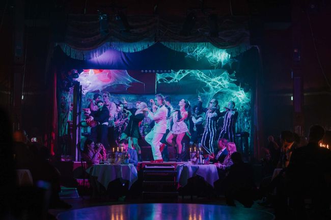 Die  Cast der neuen Show tanzt auf der Bühne im PALAZZO Spiegelpalast.