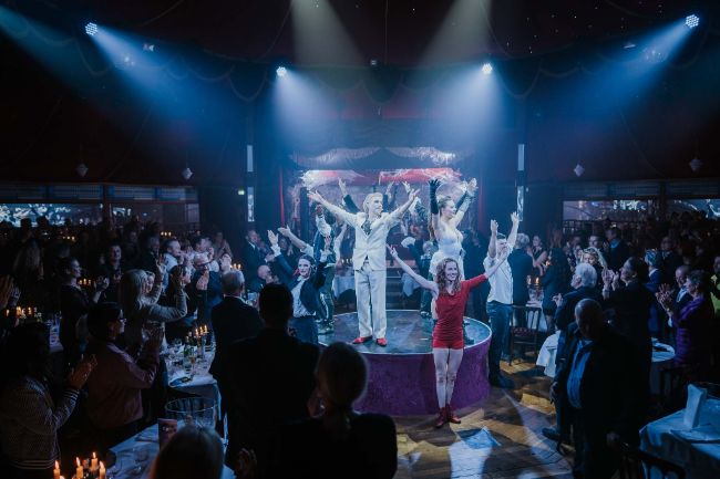 Die Cast der neuen Show posiert auf der Bühne im PALAZZO Spiegelpalast.