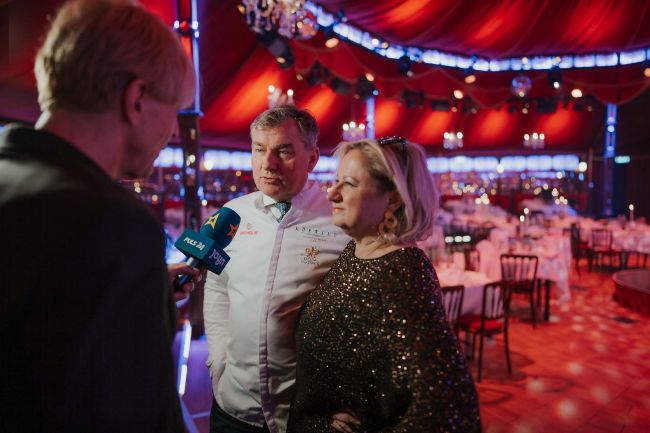 Haubenkoch Toni Mörwald wird interviewt im Spiegelpalast des PALAZZO Wien.