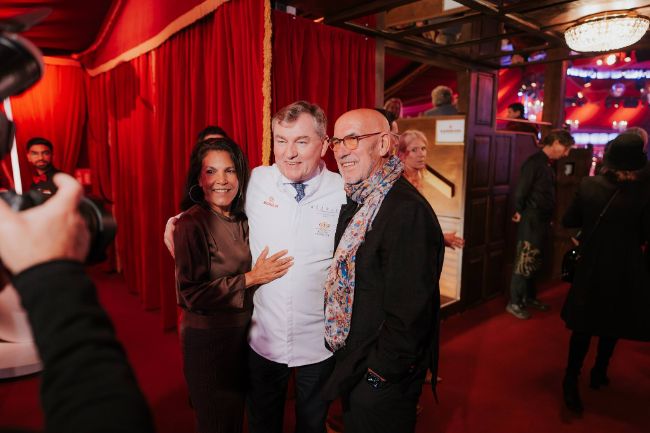 Haubenkoch Toni Mörwald posiert mit Gästen an der Premiere des PALAZZO Wien.