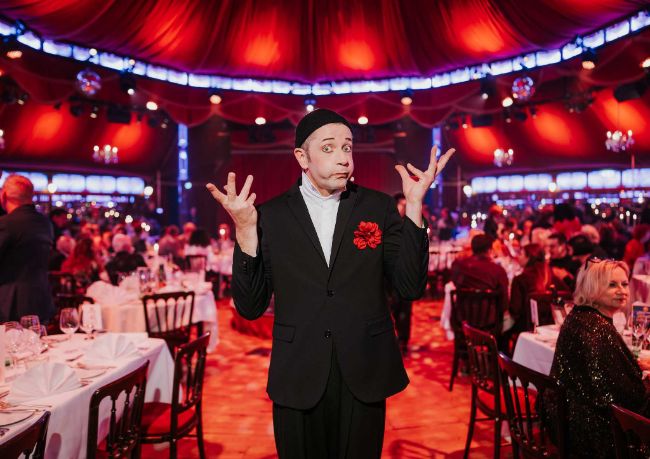 Künstler Aaron Dewitz macht eine lustige Grimasse im Spiegelpalast im PALAZZO.