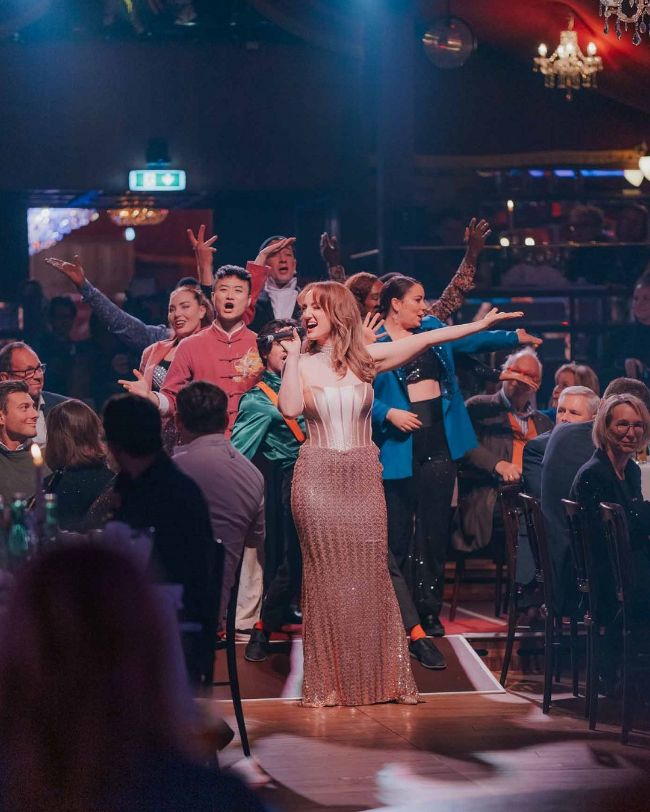 Der Cast der neuen PALAZZO-Show auf der Mittelbühne im Spiegelpalast.