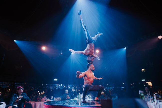 Das Duo Mohammed Brothers zeigen ihren Kopf-auf-Kopf-Stand auf der Bühne des PALAZZO Spiegelpalastes.