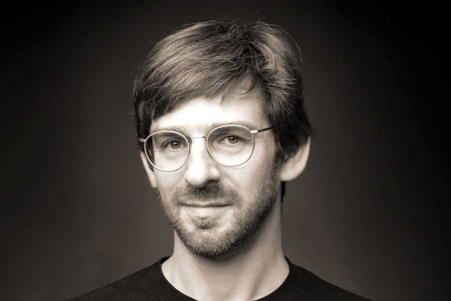 Portraitfoto des Musikers Erez Frank, der stellvertretend musikalische Leitung im PALAZZO verantwortet.