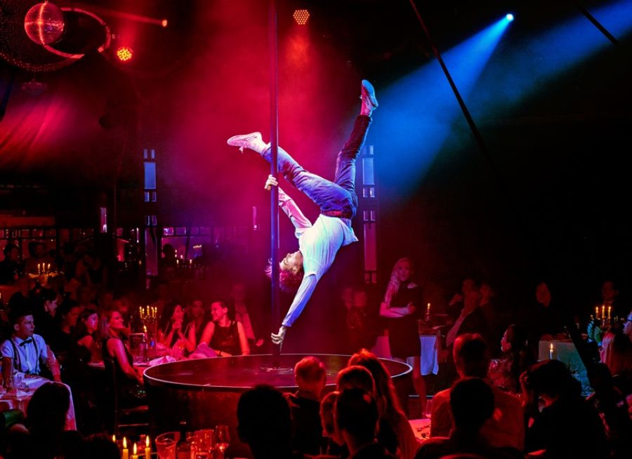 Der Künstler Jon Young am Chinesischen Mast im PALAZZO Spiegelpalast.