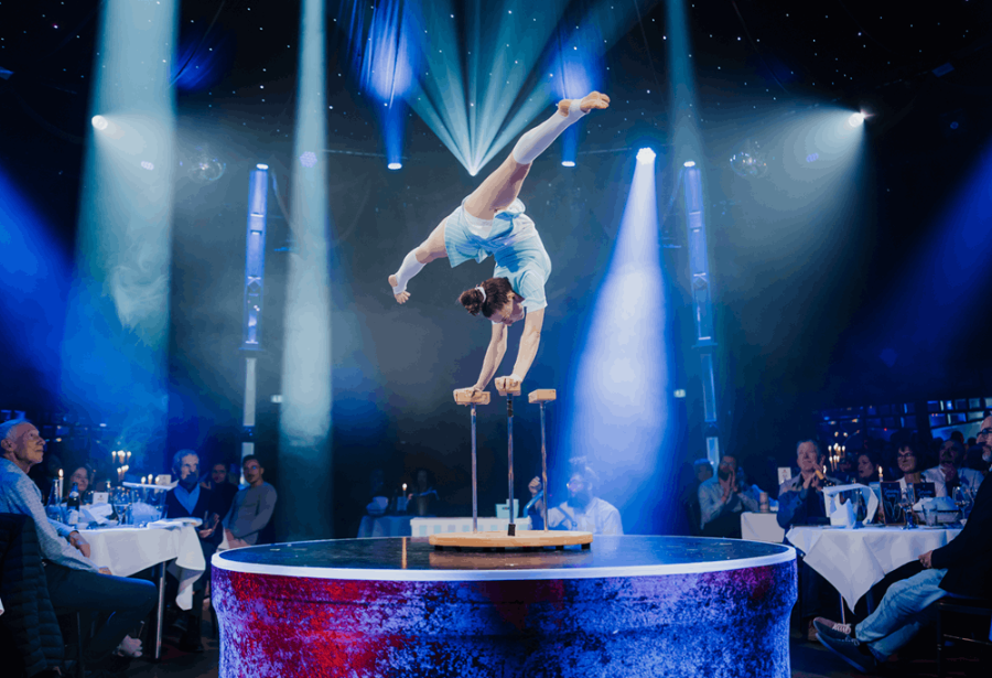 Die Künstlerin Danielle Saulnier zeigt ihren Equilibristik-Act als Handstand auf der Mittelbühne im PALAZZO Spiegelpalast.