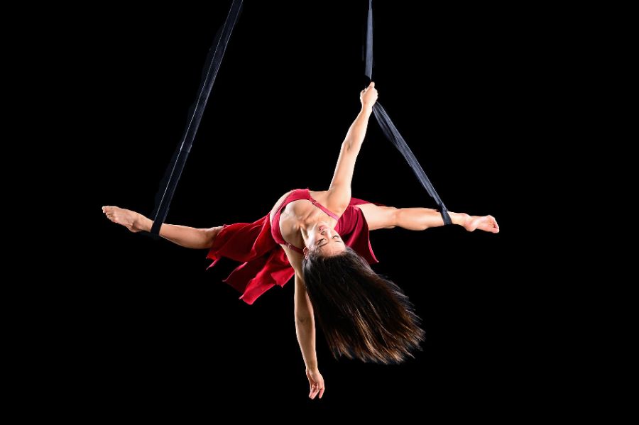 Die Künstlering Caroline Huang performt an den Strapaten im PALAZZO.