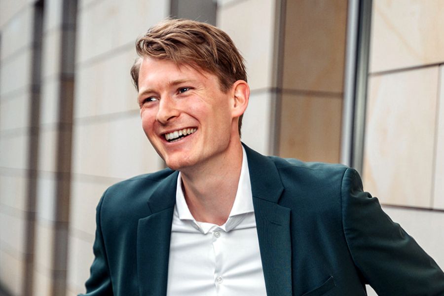Portraitfoto des Künstlers Jan Sommer.