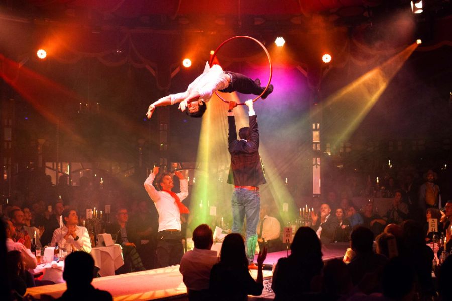 Künstler springen durch einen Reifen bei der Disziplin Hoop Diving im PALAZZO Spiegelpalast.