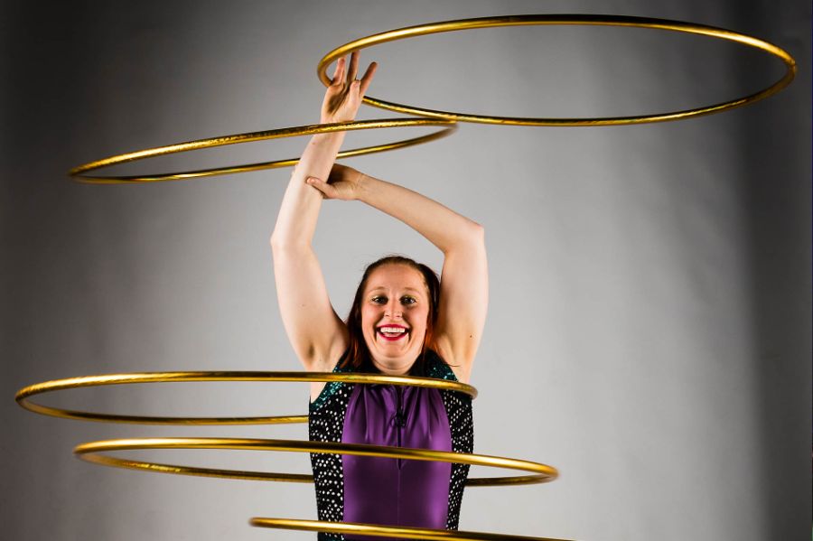 Die Künstlerin Lisa Goldsworthy performt ihren Hula-Hoop Act im PALAZZO.