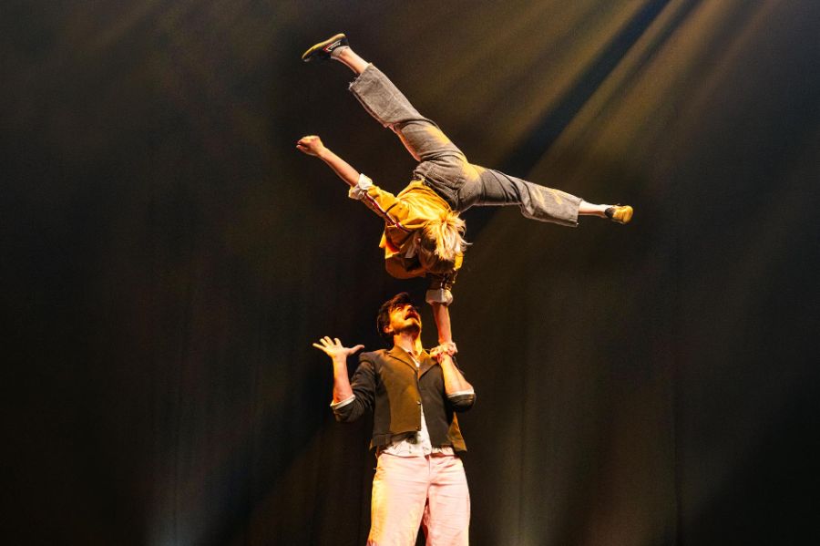 Das Duo Natalia und Lucas performen einen Hand-auf-Hand Handstand im PALAZZO.