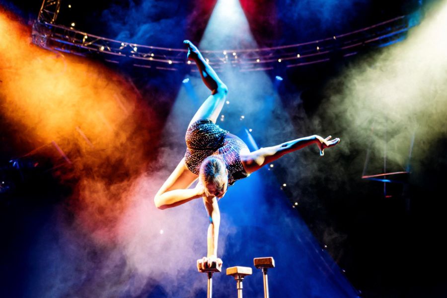 Die Künstlerin Polina Makarova macht einen einarmigen Handstand.